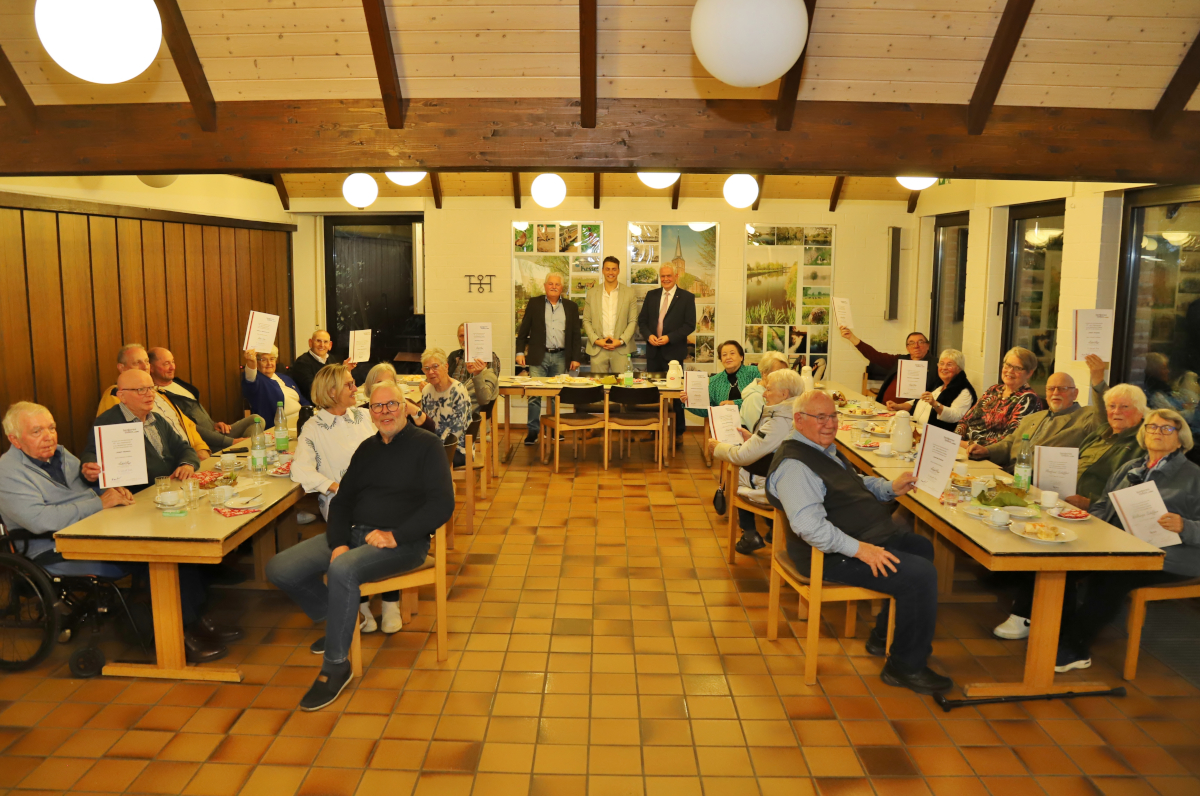 Pressefoto I: v.l.n.r.: Heinz van Baal, Fabian Zitzke und Dr. G�nter Begmann im Kreis der Geehrten 
(Bildnachweis: Mona Neutzer CDU Stadtverband Goch)