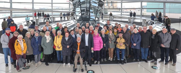 Stefan Rouenhoff MdB mit seinen G�sten aus dem Kreis Kleve unter der Kuppel auf dem Dach des Reichstagsgeb�udes (Bildnachweis: Wahlkreisb�ro Stefan Rouenhoff) 