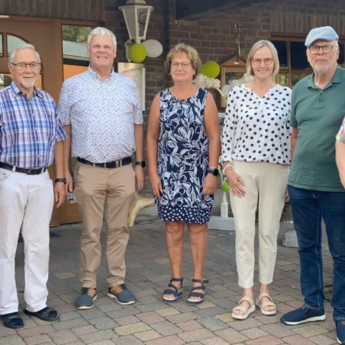 Auf dem Foto: Vorstandsmitglieder der Gocher Senioren Union, Frau Beaupoil vom M�nnichshof und Hans Peter Kempkes empfangen die G�ste zum Kaffee und Kuchen Plausch